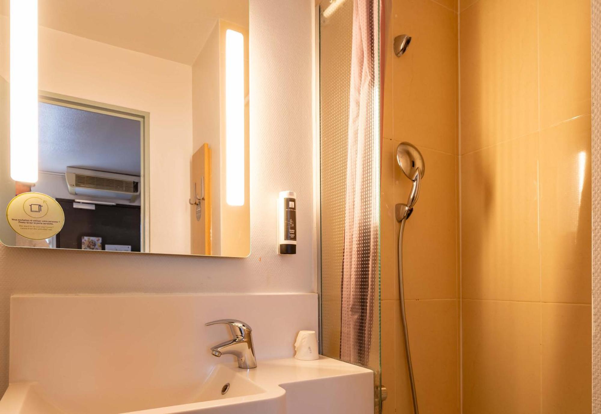 B&B Hotel Grenoble Universite 1 Gieres Bagian luar foto