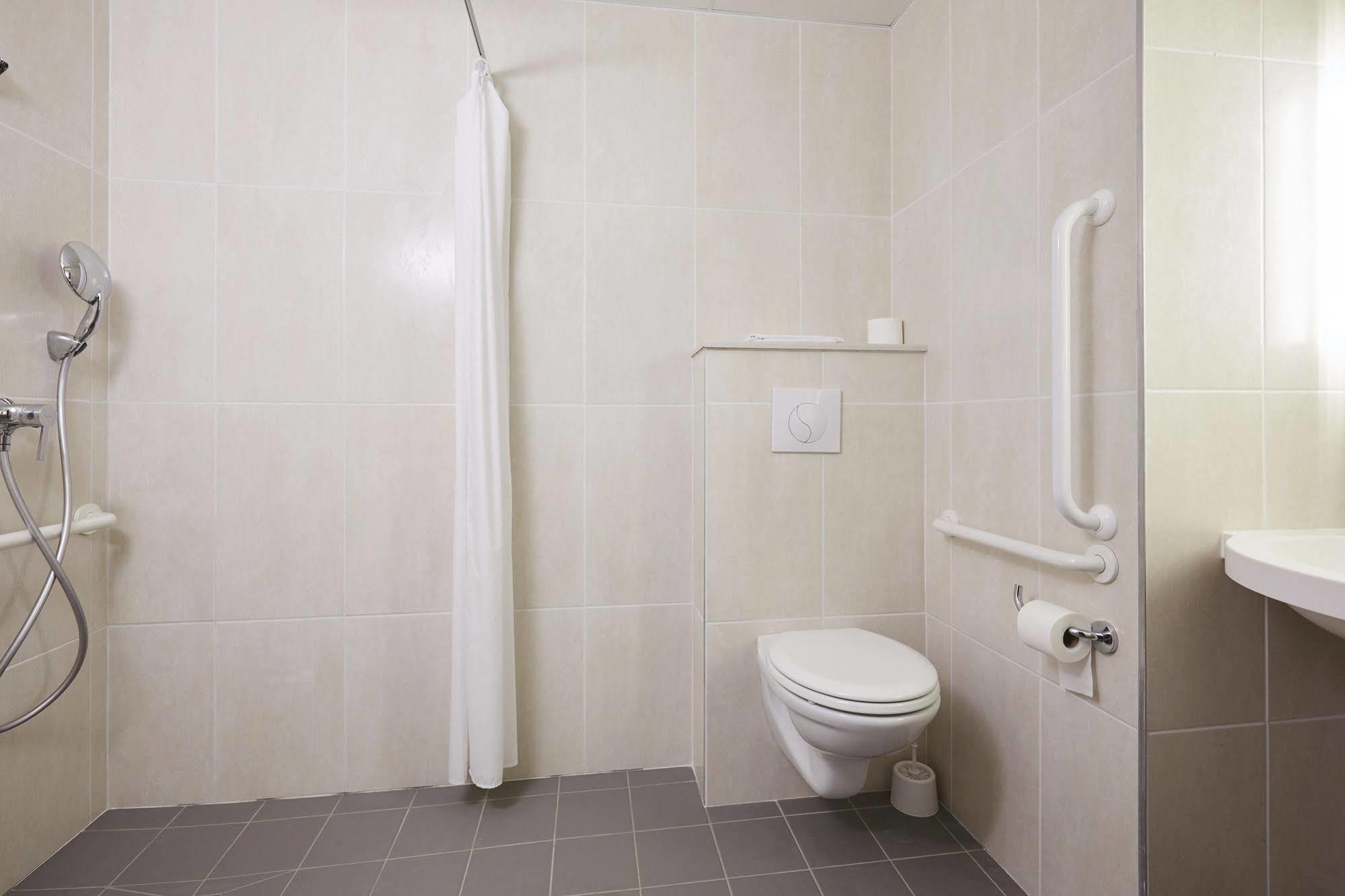 B&B Hotel Grenoble Universite 1 Gieres Bagian luar foto